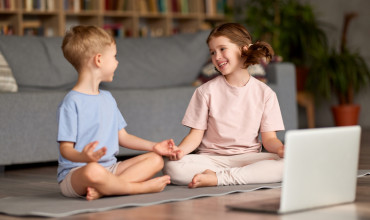 7 tipů a důvodů, proč je jóga skvělá pro vaše dítě